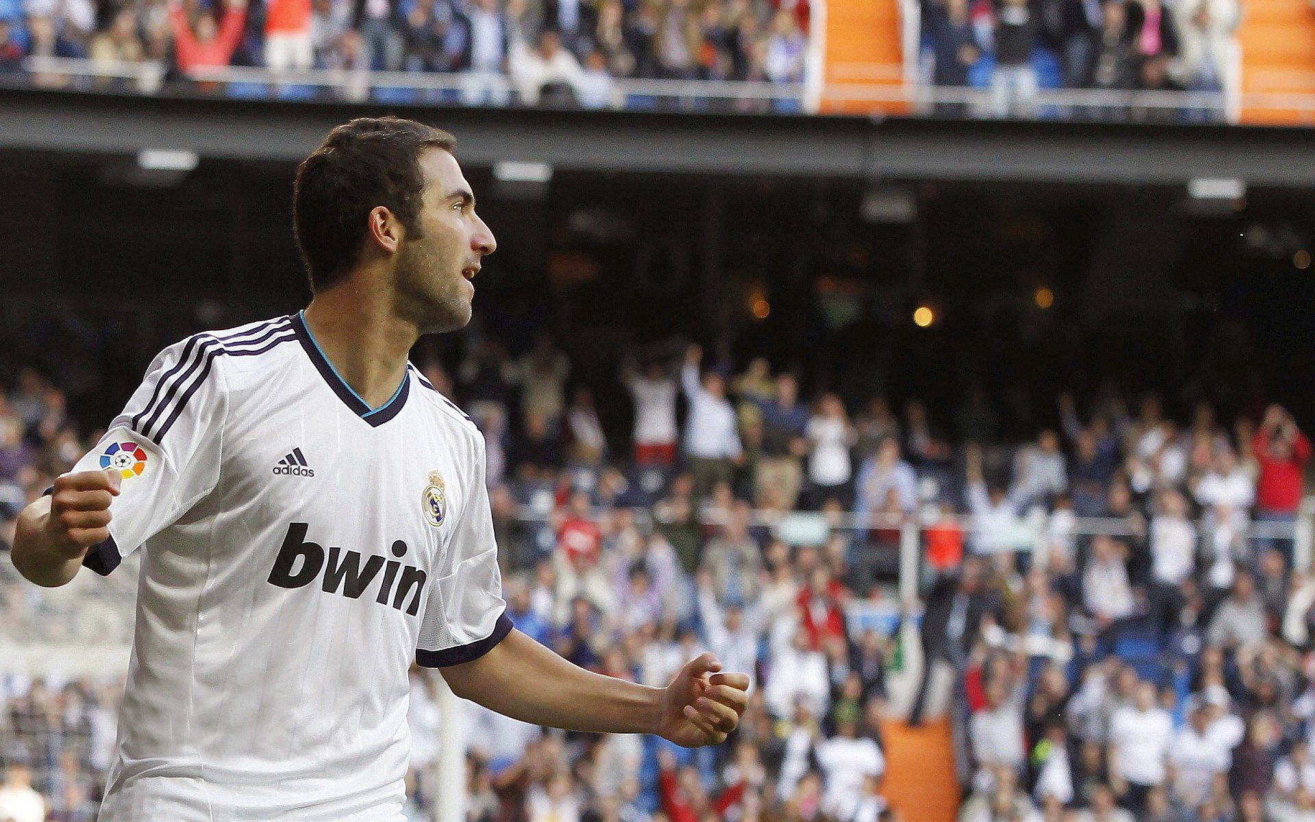 _比赛氛围火热：现场欢呼声经久不息_，比赛现场气氛活跃