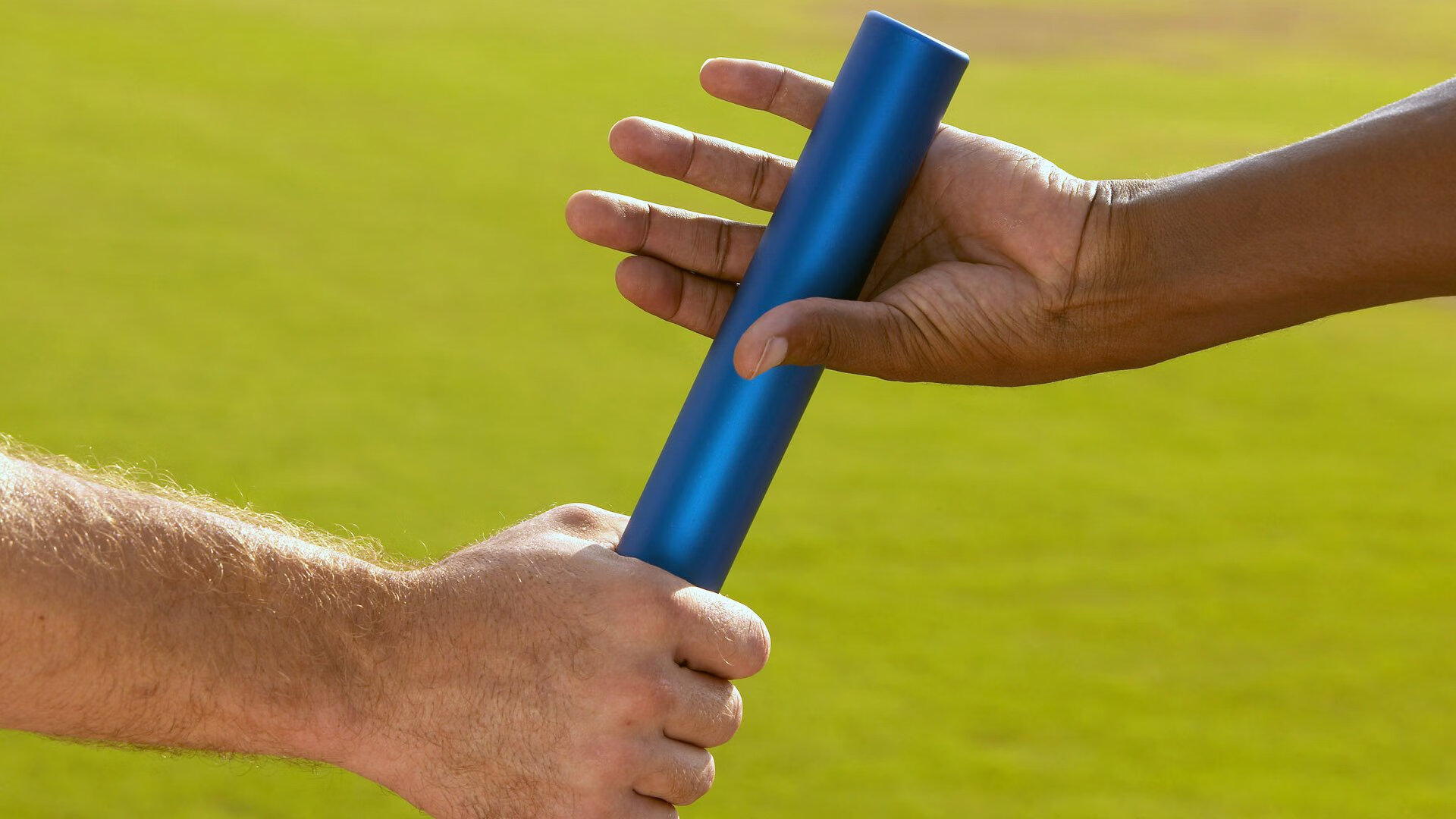 “山谷穿梭：天然险境中的极速较量”，山谷探险